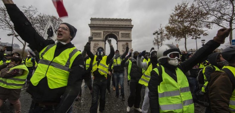 ميشال أونفري: حول شعب “السترات الصفراء” الصغير والرأسمالية كأفق غير قابل للتجاوز