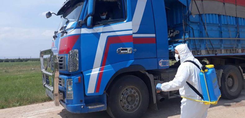 بدء دخول الشاحنات من معبر النعسان بعد إصرار “تحرير الشام” على فتحه