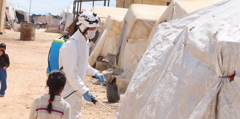 “كورونا” يتسلل إلى مخيمات النزوح .. تسجيل أول حالة وفاة في الشمال السوري