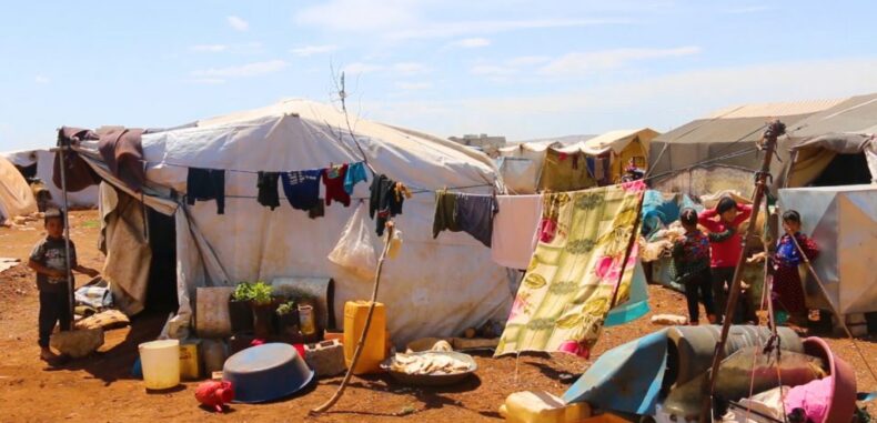 حرارة خانقة ترهق النازحين في مخيمات إدلب السورية