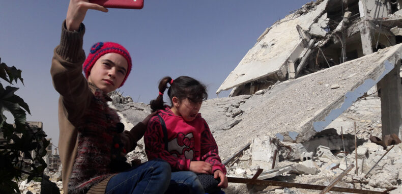 ترشيح الطفلة أنار الحمراوي التي نقلت معاناة أطفال الغوطة الشرقية للحصول على جائزة السلام الدولية للأطفال 2020 