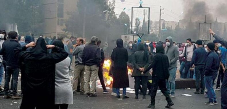 ذكرى احتجاجات إيران الأولى: غضب وحزن وترهيب لأسر قتلى التظاهر