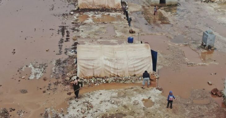 وفاة طفل وإصابة ثلاثة: العواصف تتسبب في كارثة إنسانية والمستنقعات تحاصر مخيمات النازحين السوريين