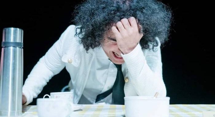 رُشح لجائزة “الخنفساء الذهبية”..ممثل سوري يتألق على مسارح السويد