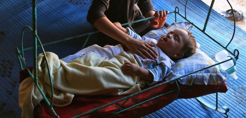 سوريون يتخلّون عن مواليدهم